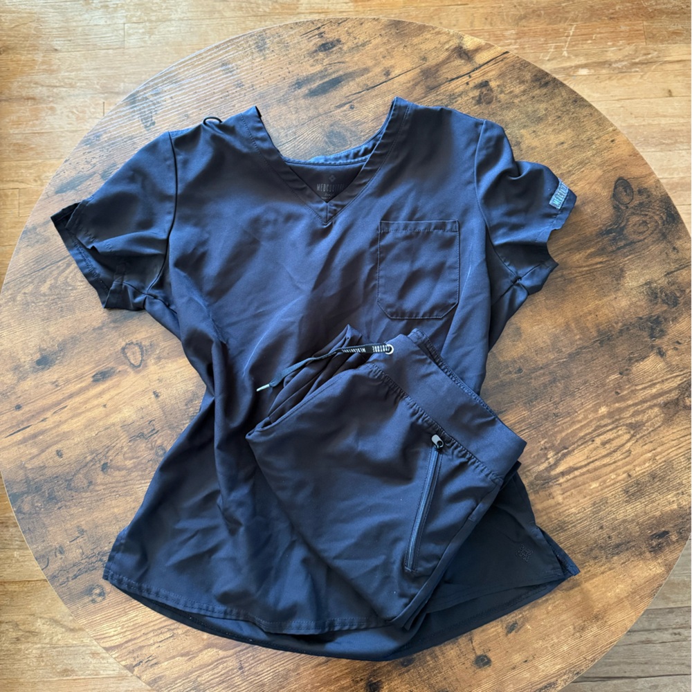Med Couture black Short Sleeve Scrub Top
